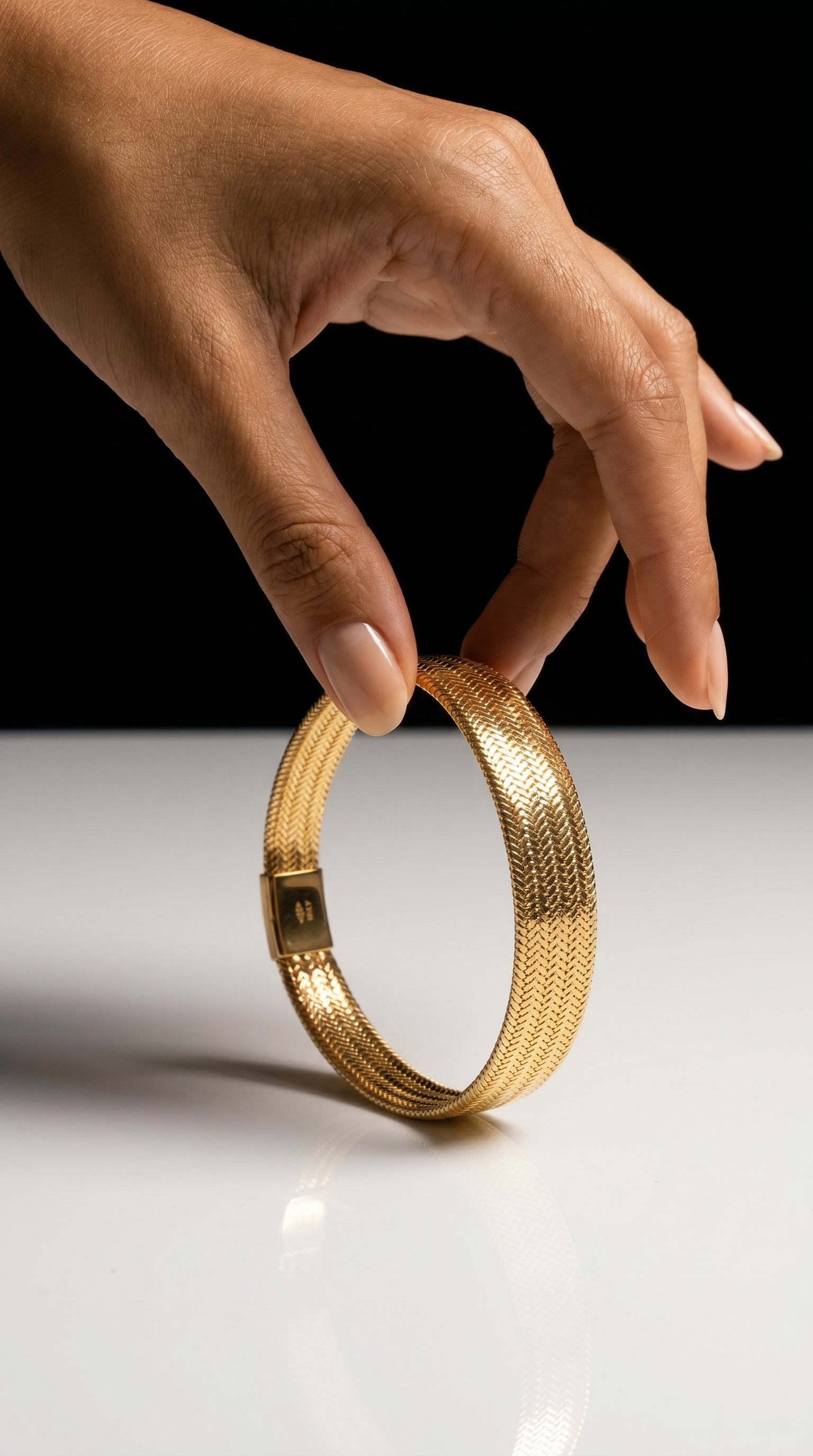 La Maille Bangle in 18ct yellow gold