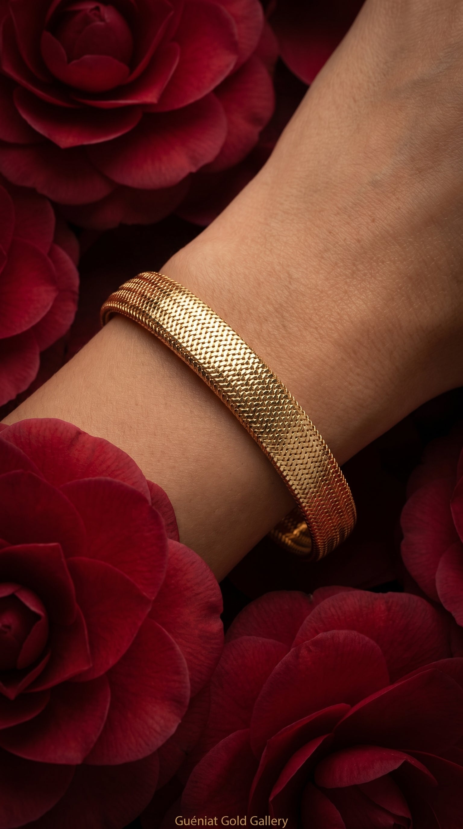 La Maille Bangle in 18ct yellow gold