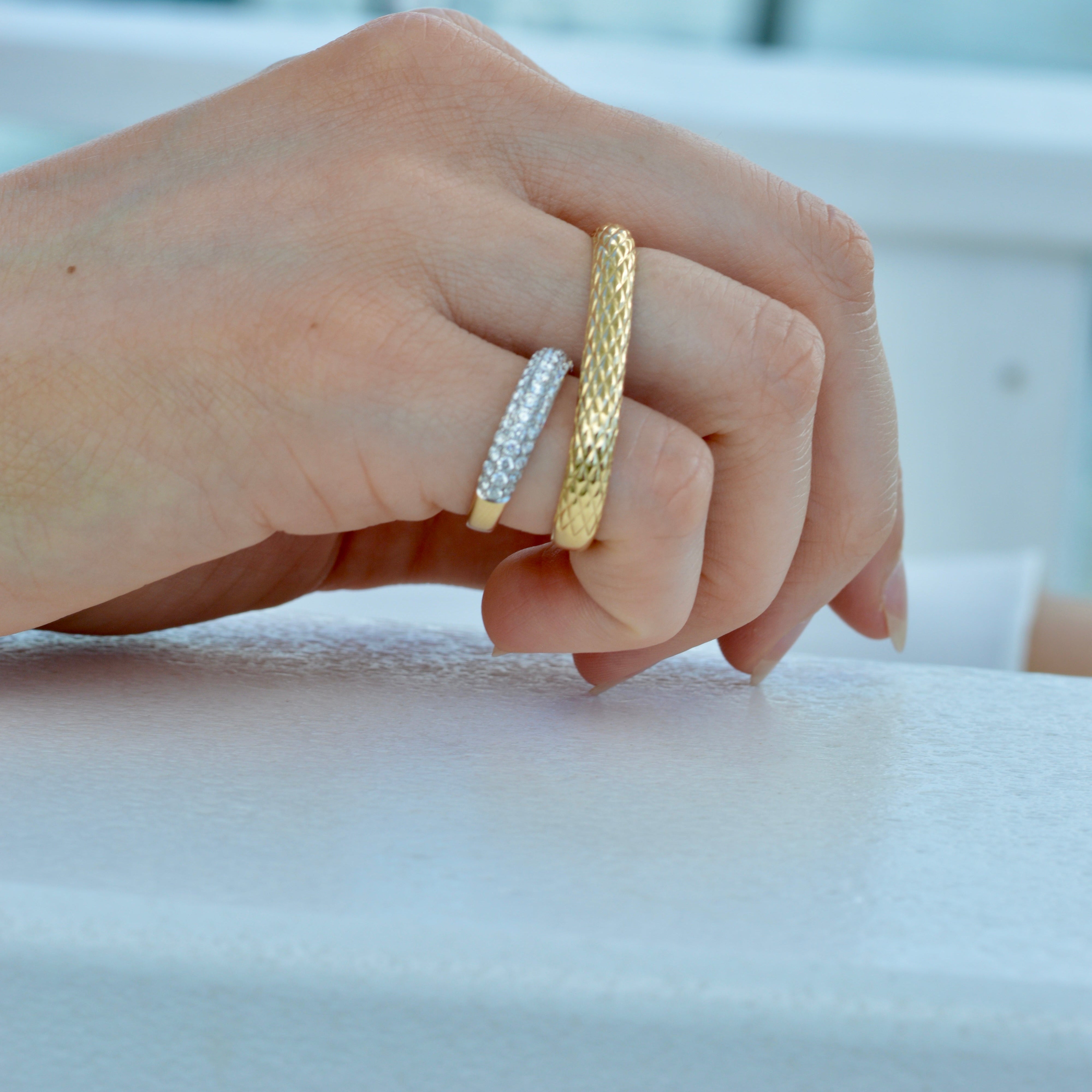 Collection Jumelle - Royal Two finger ring in 18ct yellow gold and natural diamonds