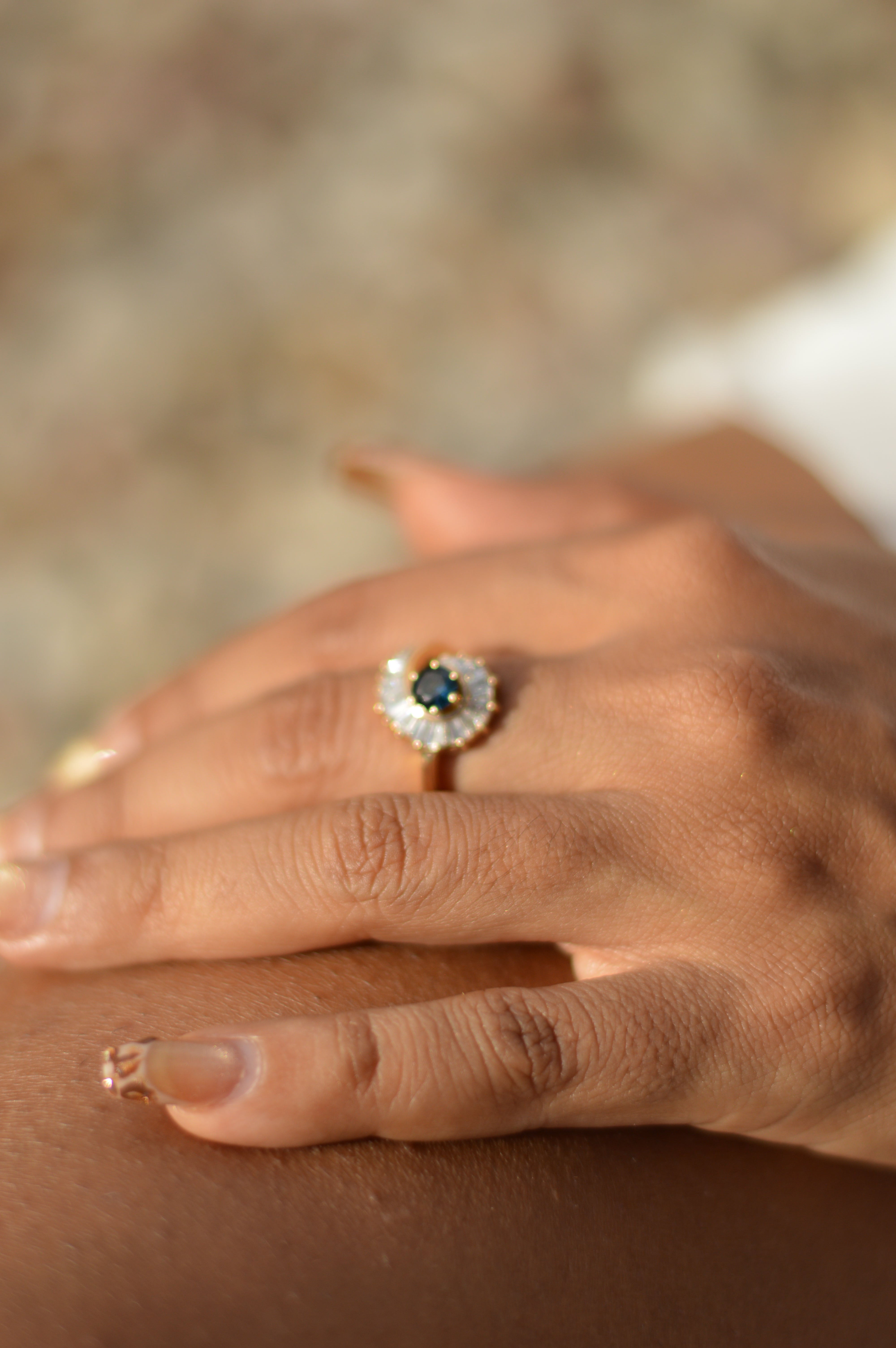 La Gemme Swirl Ring in 18k yellow gold with your choice of central stone and natural diamonds (customisable).